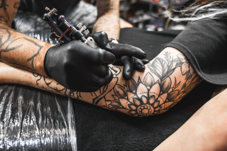 Tatuador de Colorado rompe récord Guinness tras 64 horas y media sin dormir