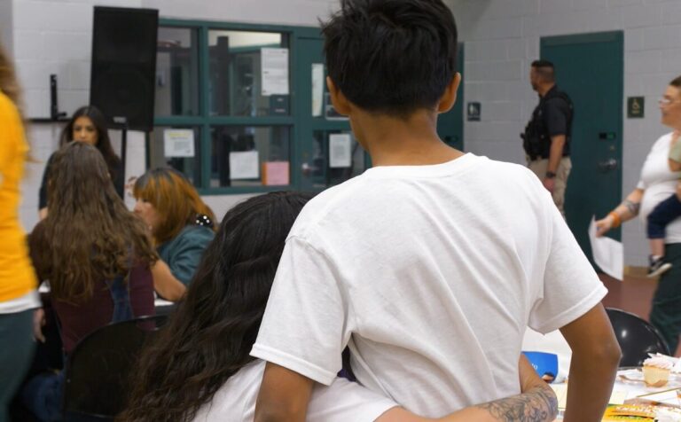 Programa de reunificación familiar en Denver reúne a madres encarceladas con sus hijos