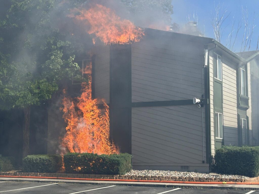 Incendio forestal y estructural provoca evacuaciones y destruye edificio de apartamentos en Rifle