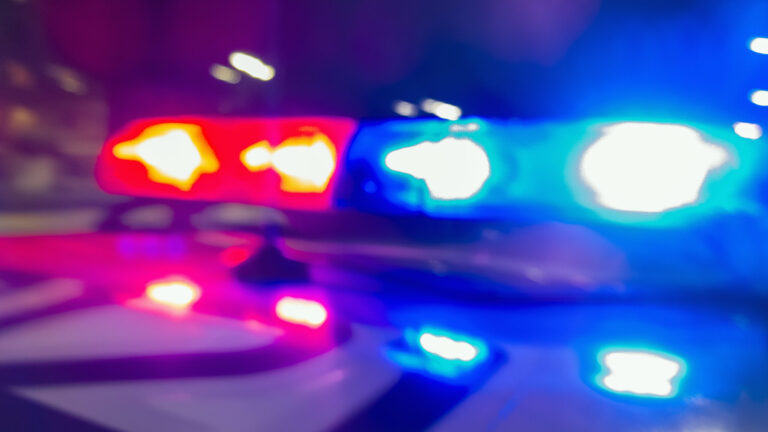 Tres jóvenes mueren y dos más resultan heridos tras aparatosa volcadura en el condado Weld