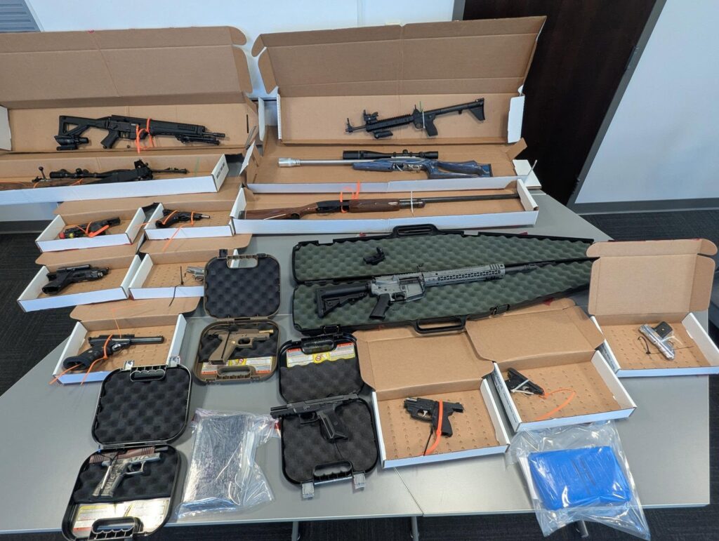 Tres personas de Colorado fueron arrestadas en operativo federal contra una red de narcotráfico