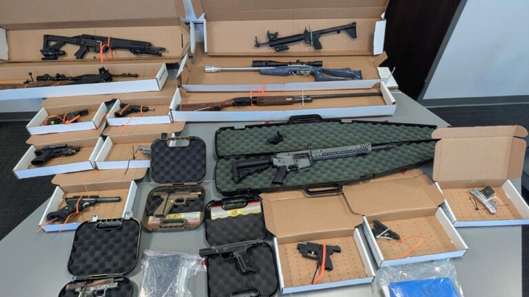 Tres personas de Colorado fueron arrestadas en operativo federal contra una red de narcotráfico