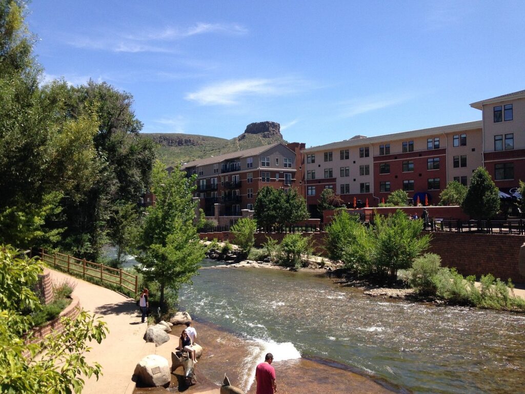 Ola de calor lleva a cientos de personas a refrescarse en Clear Creek, en Golden