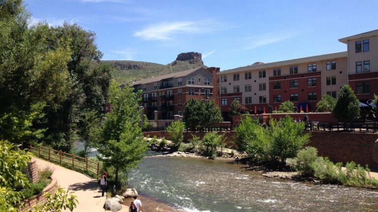 Ola de calor lleva a cientos de personas a refrescarse en Clear Creek, en Golden