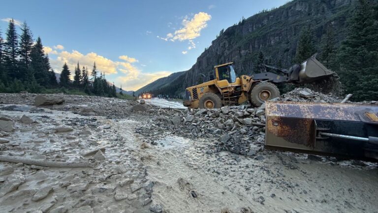 Inundaciones repentinas y deslaves obligan al cierre de Red Mountain Pass y provocan evacuaciones en Colorado