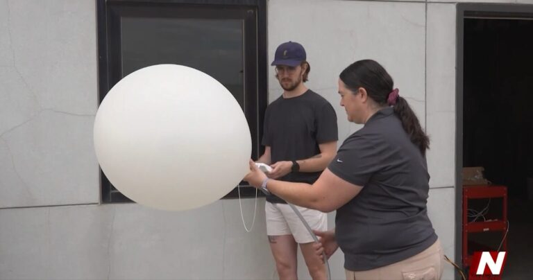 Así se lanzan los globos meteorológicos que ayudan a predecir el tiempo en Colorado