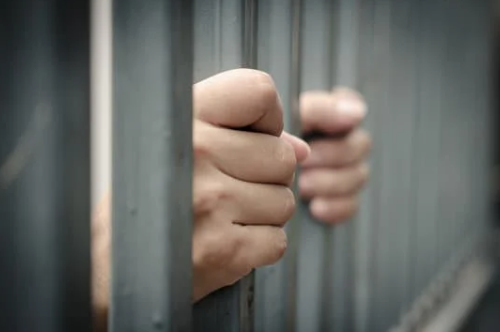 Autoridades buscan a mujer con órdenes de arresto por presuntos delitos y múltiples casos de DWI