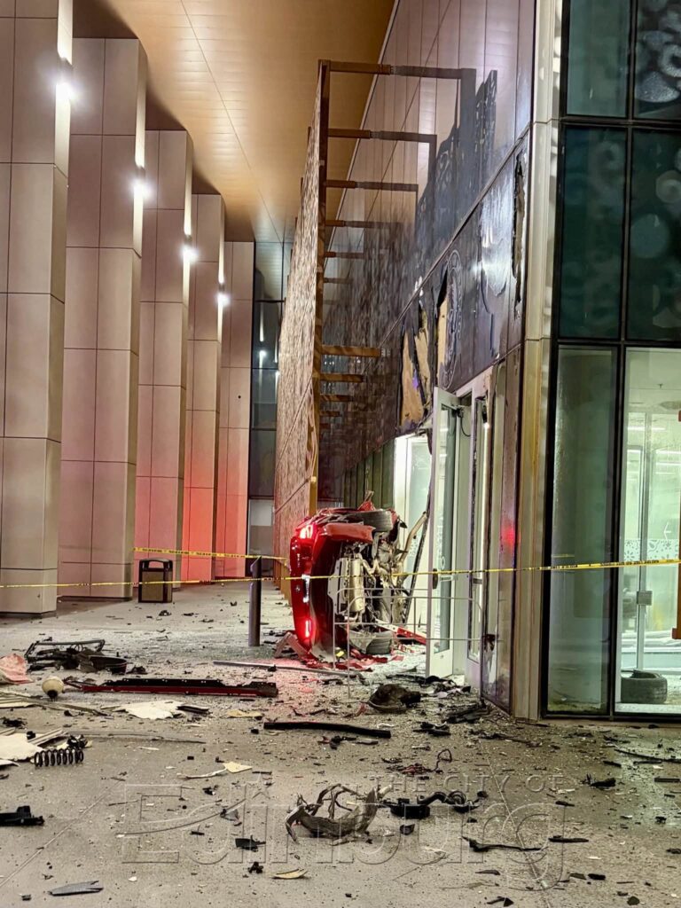Vehículo se estrella contra entrada del Palacio de Justicia del Condado de Hidalgo; investigan posible consumo de alcohol