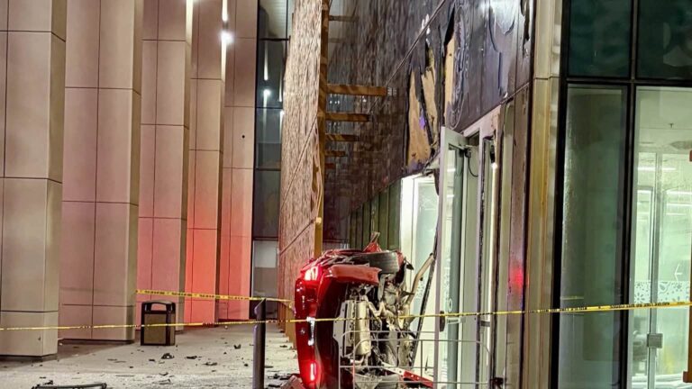 Vehículo se estrella contra entrada del Palacio de Justicia del Condado de Hidalgo; investigan posible consumo de alcohol