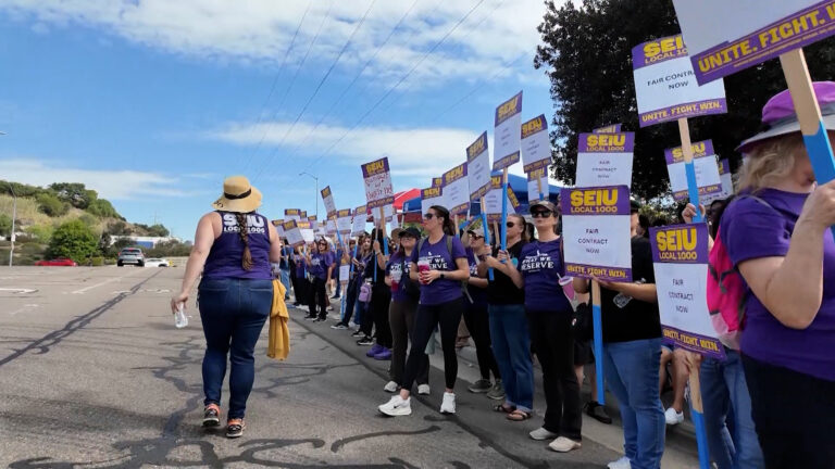 Huelga de trabajadores estatales en California exige aumento salarial del 20 % y mejores beneficios