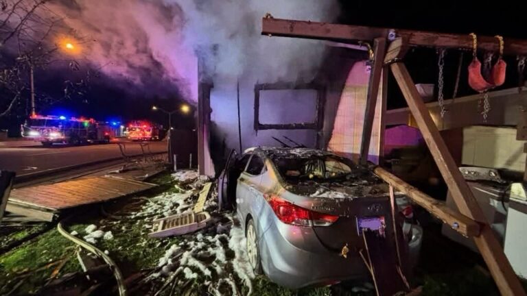 Automóvil se estrella contra casa móvil y provoca incendio en Aurora