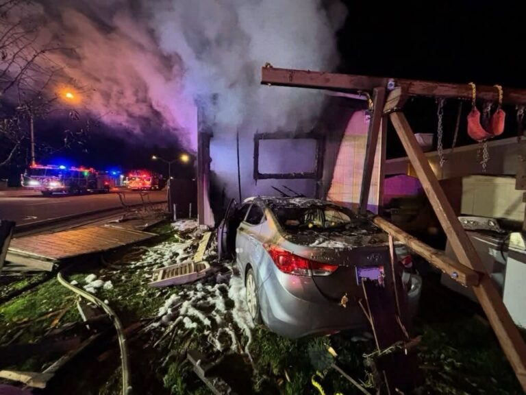 Automóvil se estrella contra casa móvil y provoca incendio en Aurora