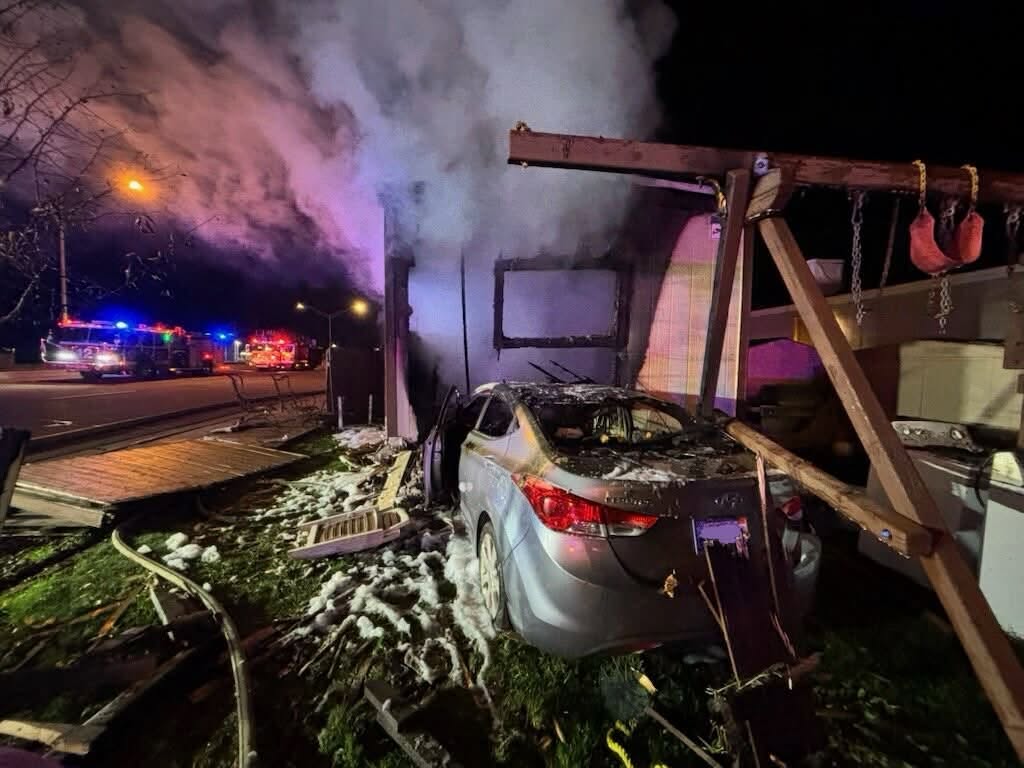 Automóvil se estrella contra casa móvil y provoca incendio en Aurora