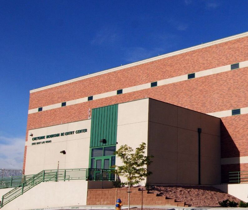 Proponen abrir dos nuevos centros de detención de ICE en Colorado Springs