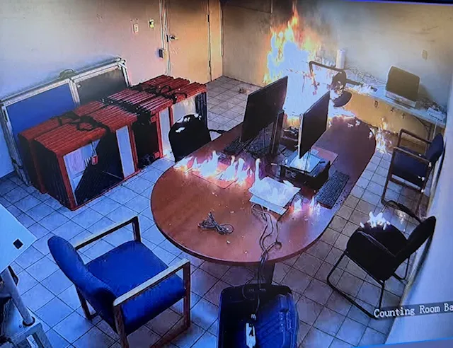 Oficina electoral en Colorado sufre ataque incendiario: arrestan a sospechoso tras investigación estatal y local