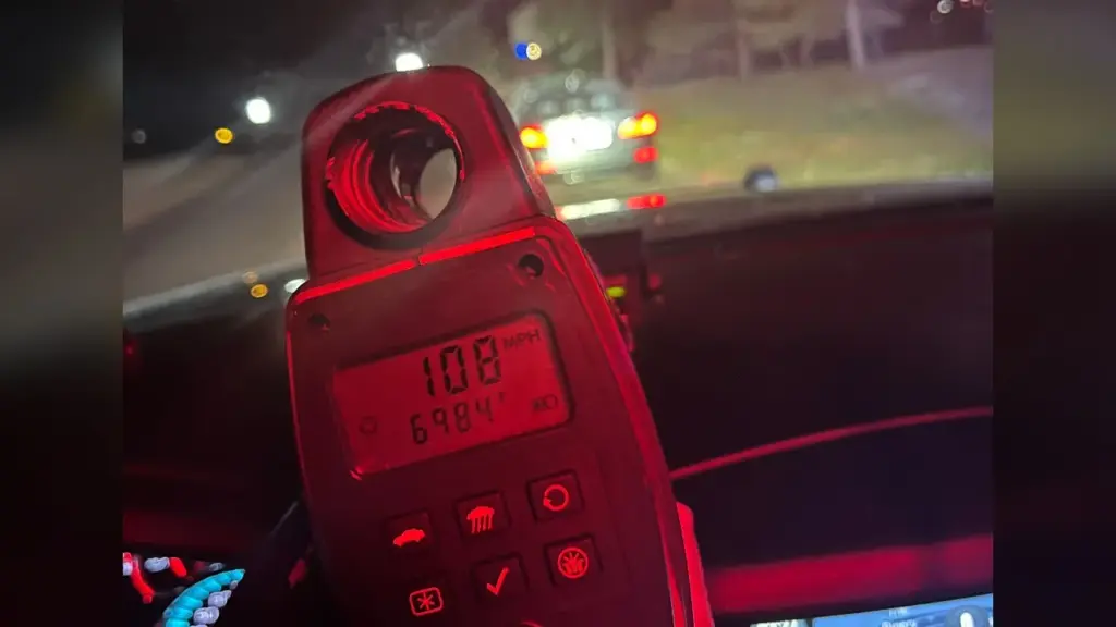 Detienen adolescente por conducir a 108 mph durante carrera ilegal en autopista 83