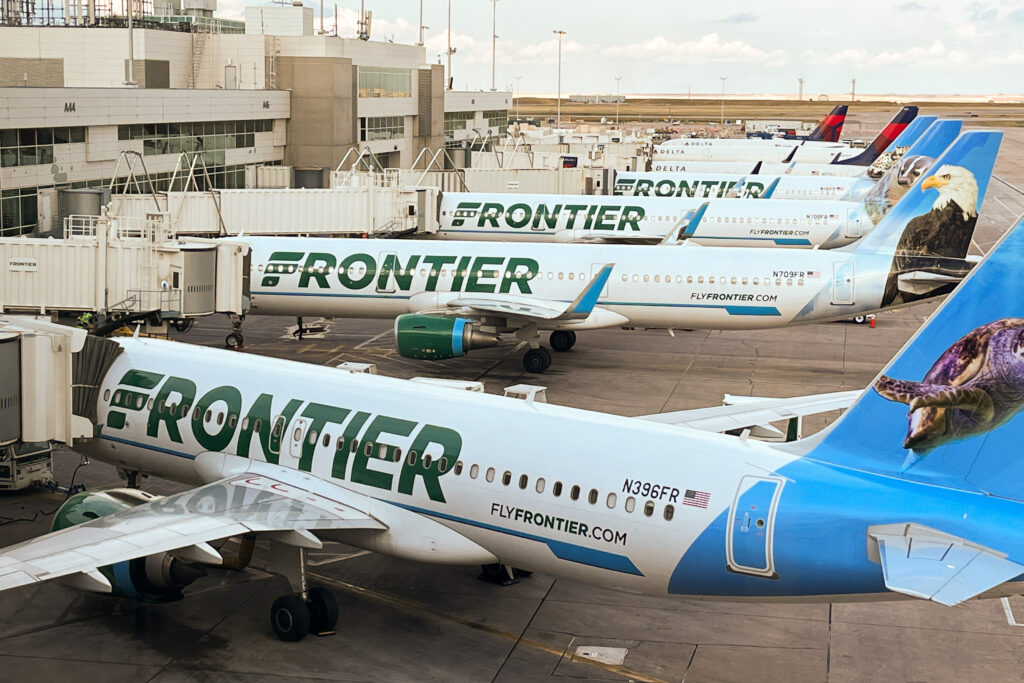 Evacúan vuelo de Frontier en el aeropuerto de Denver por amenaza infundada, según autoridades Evacúan vuelo de Frontier en el aeropuerto de Denver por amenaza infundada, según autoridades