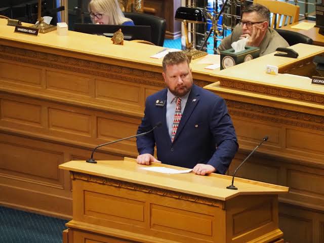 Legislador de Colorado es acusado de acoso, lenguaje inapropiado y abuso de poder