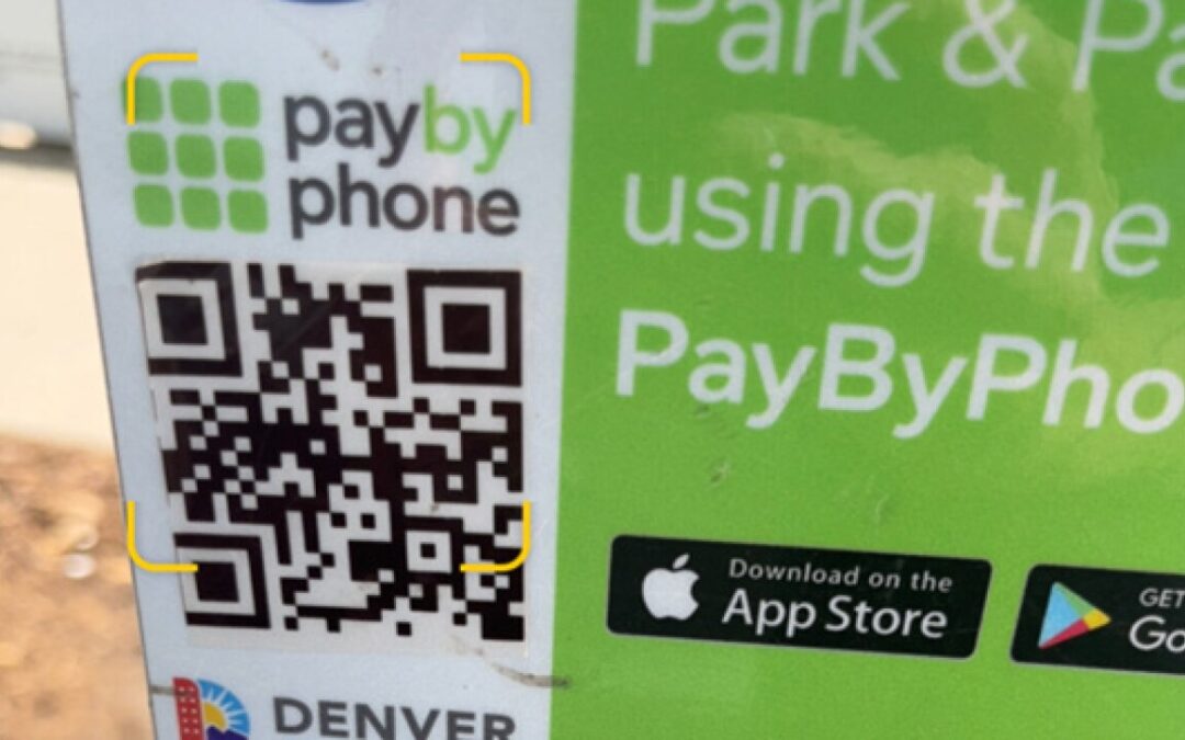 Alerta en Denver: Códigos QR falsos en señales de estacionamiento desvían a sitios de estafa
