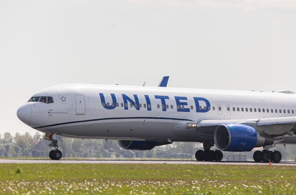 United Airlines sufre colapso operativo por falla de sistema en Denver: más de 400 vuelos afectados