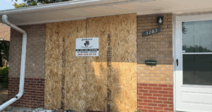 Vehículo se estrella contra vivienda en el condado Adams y conductor se da a la fuga