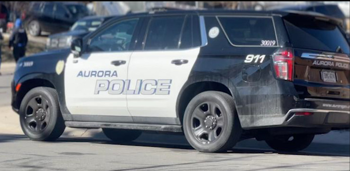 Conductor arrestado tras huir de parada policial y causar choque en Aurora