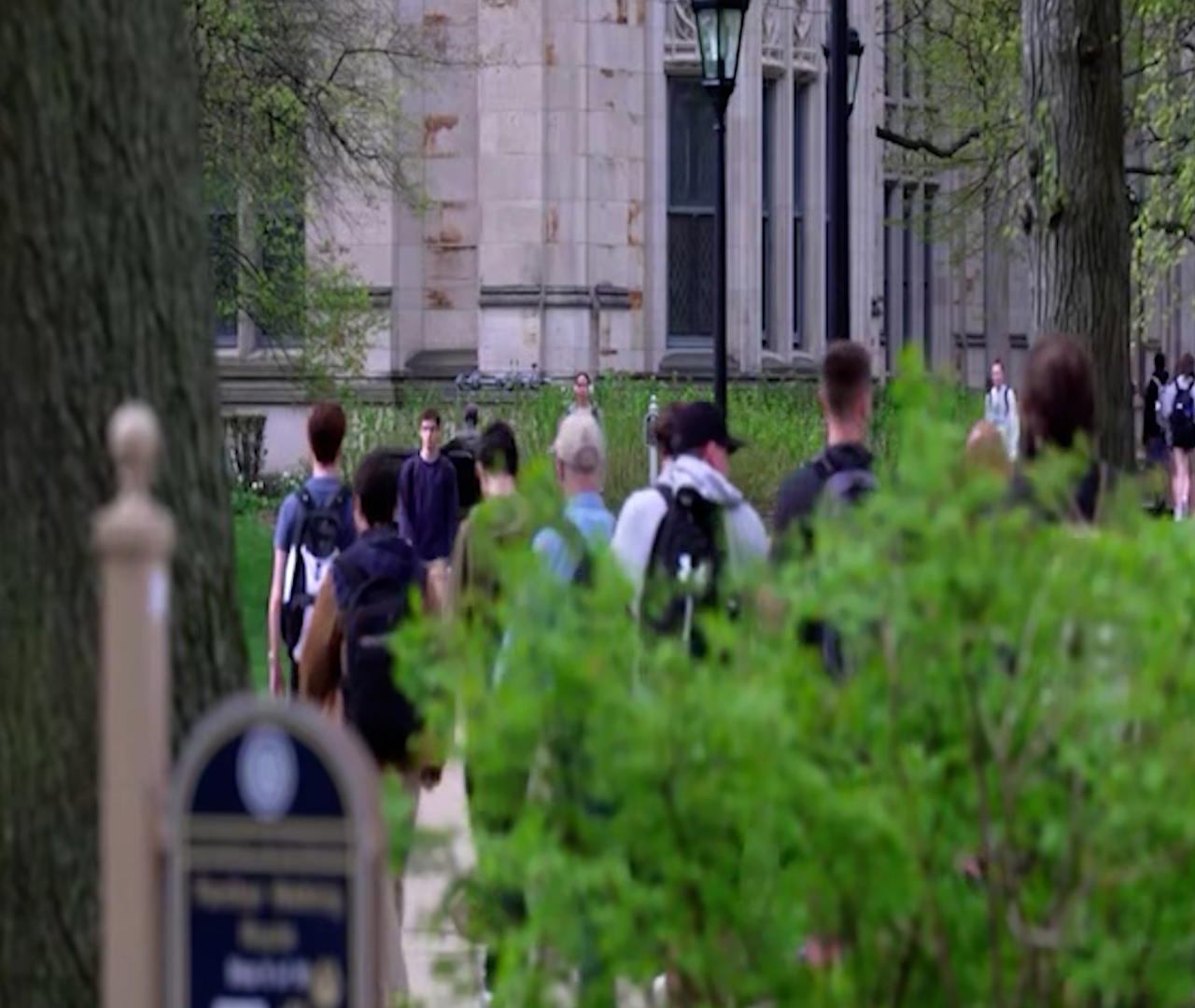 Apoyo Comunitario: Jóvenes Hispanos Superan Barreras Educativas con Resiliencia