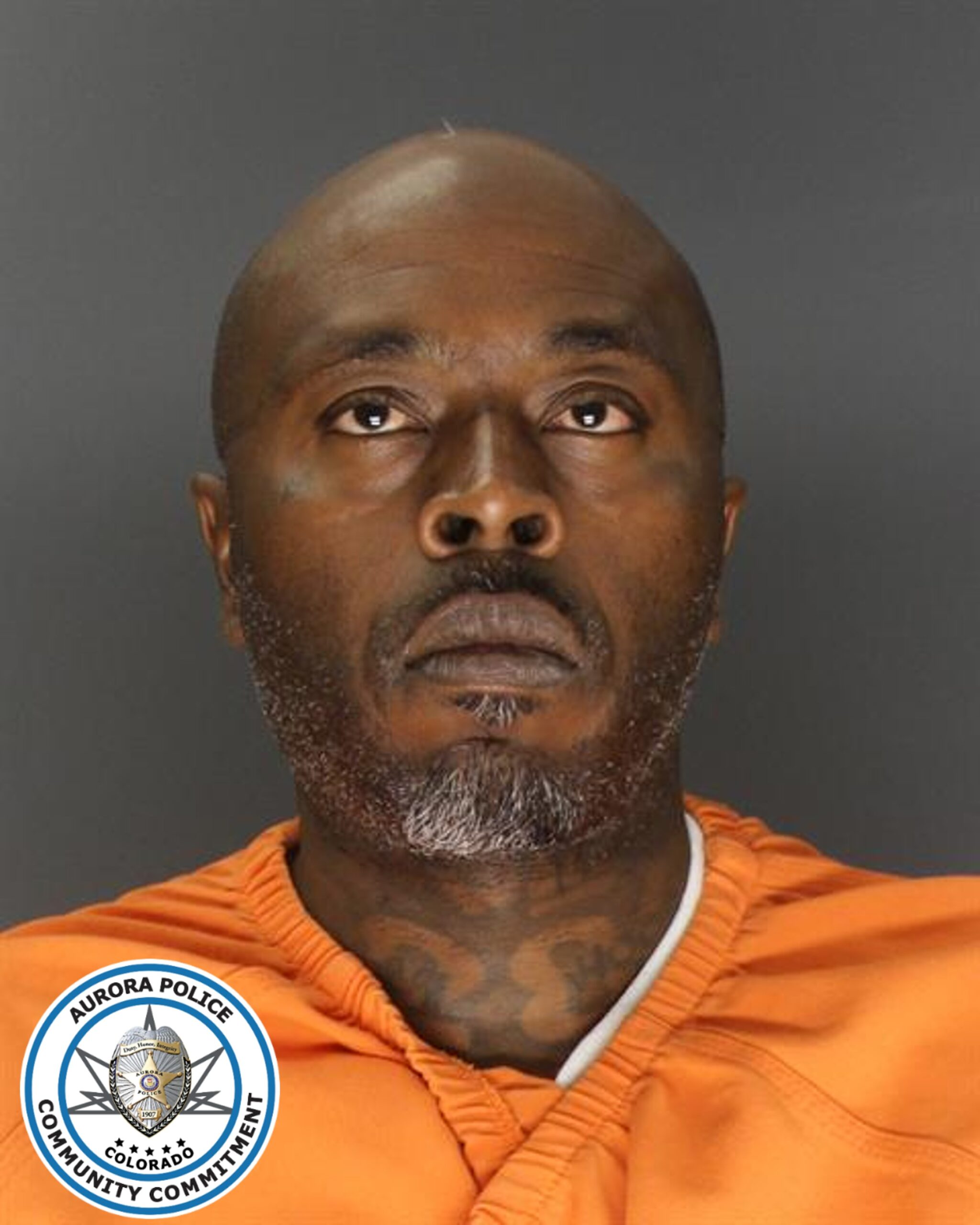 Homicidio en Aurora: Policía Busca a Sospechoso Armado Marcus McCray Tras Muerte de Hombre de 34 Años