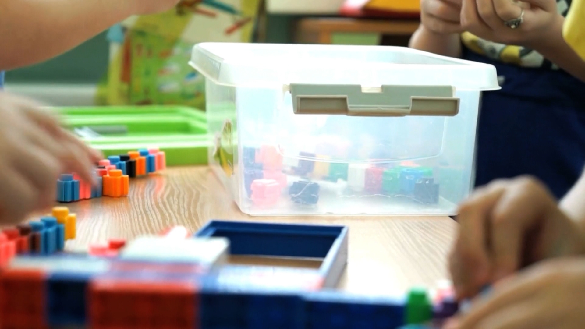 Familias en Colorado Luchan por Acceso al Cuidado Infantil: Una Crisis Sin Precedentes