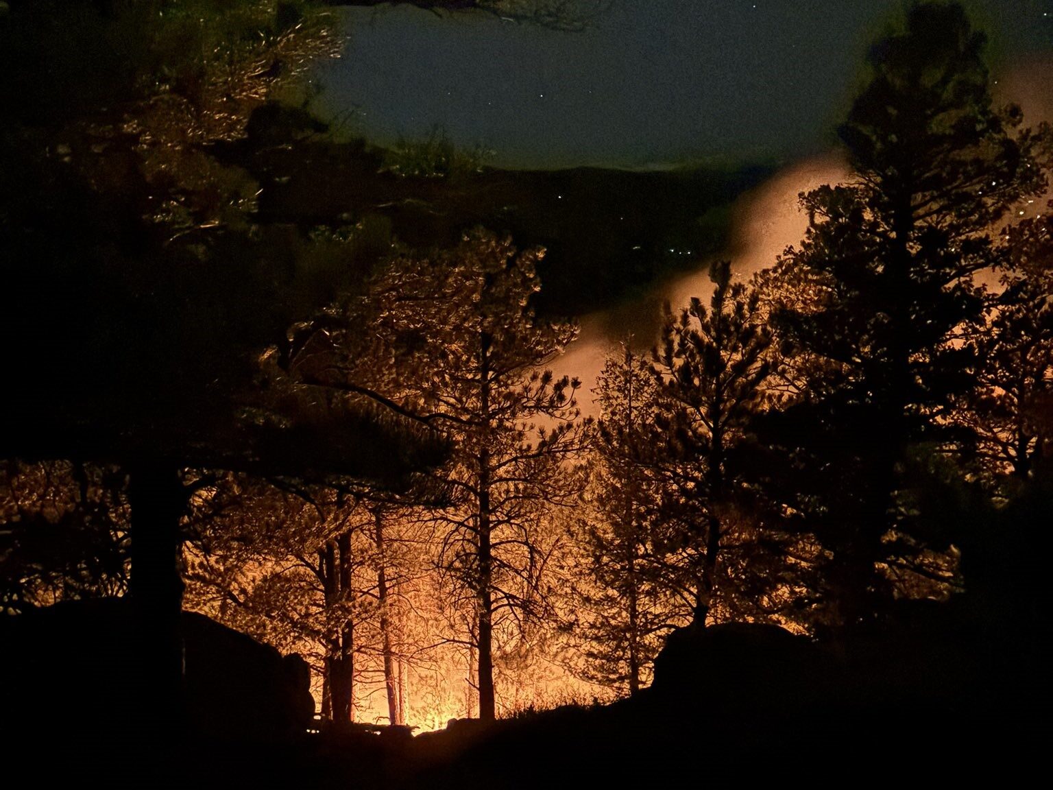 Incendio de 2 Acres en Boulder: Respuesta Rápida de Bomberos en las Flatirons