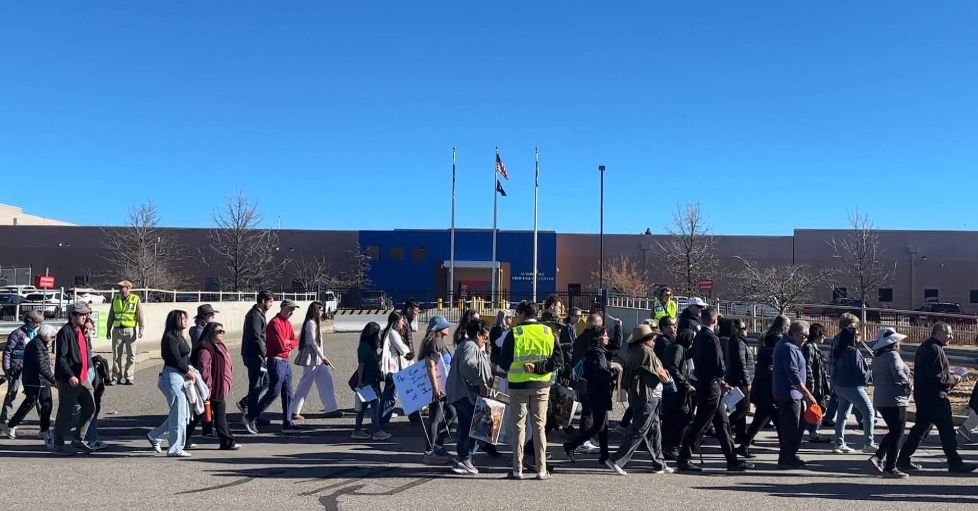 Viacrucis por la Paz: Comunidad se Reúne Frente al Centro de Detención ICE en Aurora