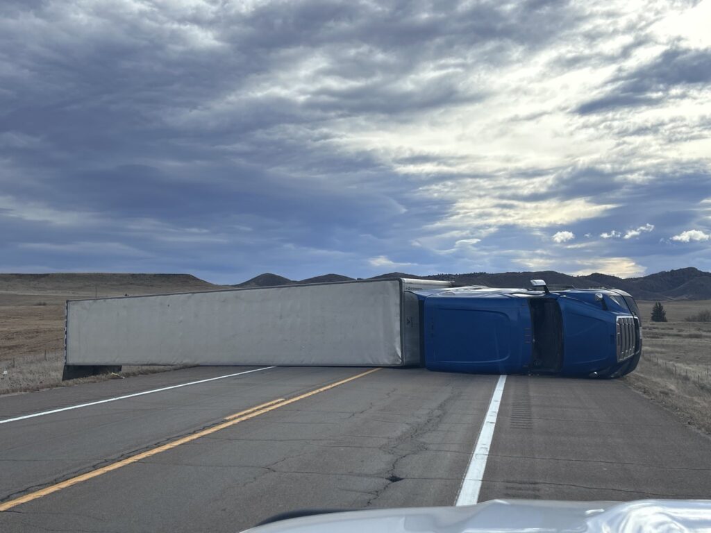 Ráfagas de hasta 90 mph vuelcan tráilers y cierran carreteras en el norte de Colorado