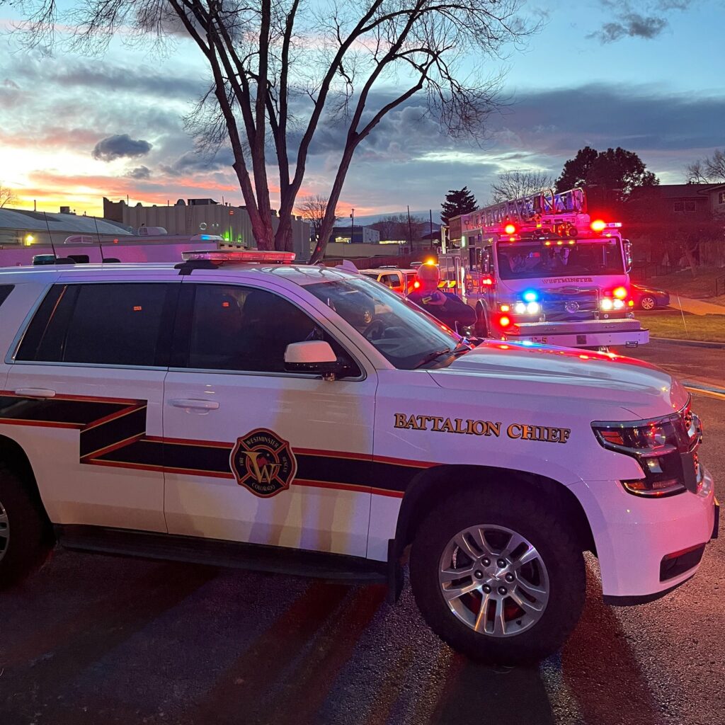 Una persona muere y otra resulta herida en incendio residencial en Westminster