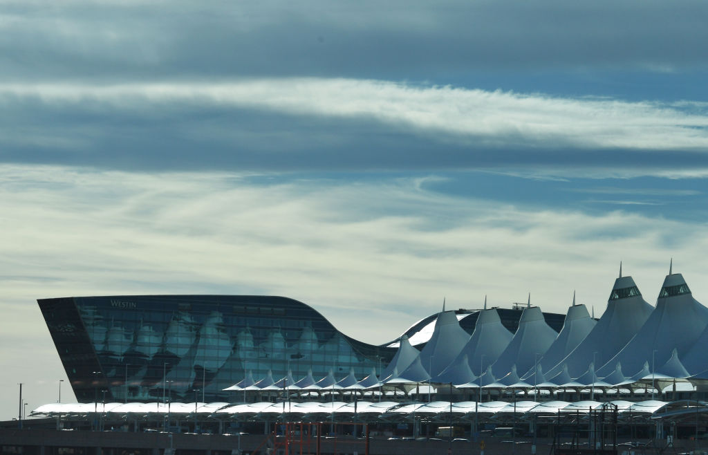 Más de 800 demoras en el aeropuerto de Denver por vientos fuertes