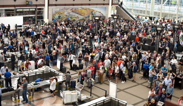 Aeropuerto de Denver se prepara para gran aumento de viajeros por vacaciones de primavera