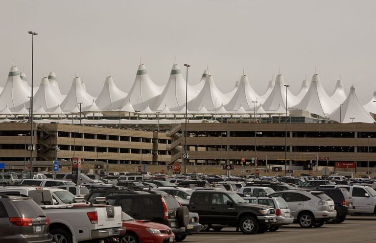 Fuertes vientos retrasan más de 800 vuelos en Denver
