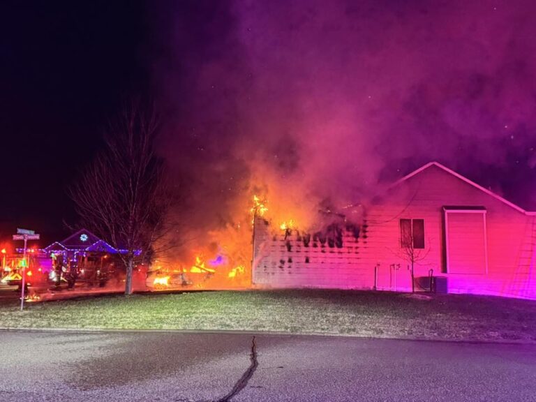 Incendio en Park City destruye tres vehículos y colapsa parte de un garaje