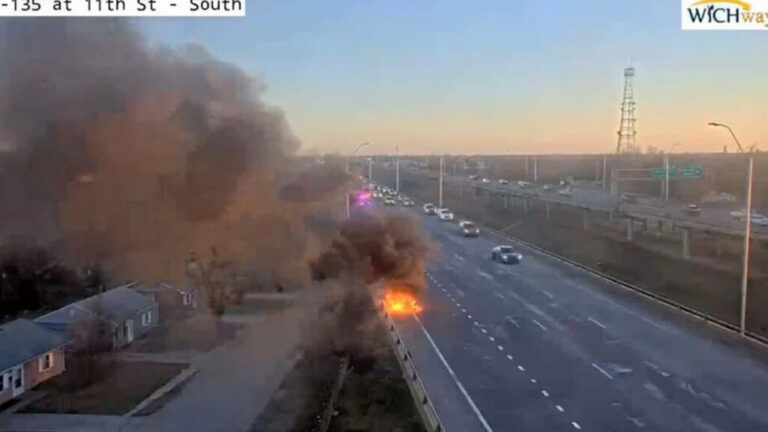 Apagan incendio de vehículo en la I-135 en Wichita