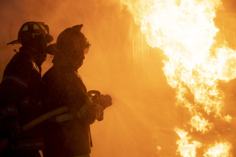 Autoridades advierten alto riesgo de incendios por clima seco y ventoso en Kansas
