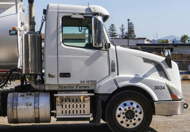Colorado revoca cientos de licencias de conducir comerciales (CDL) tras advertencia federal por posible recorte de $24 millones
