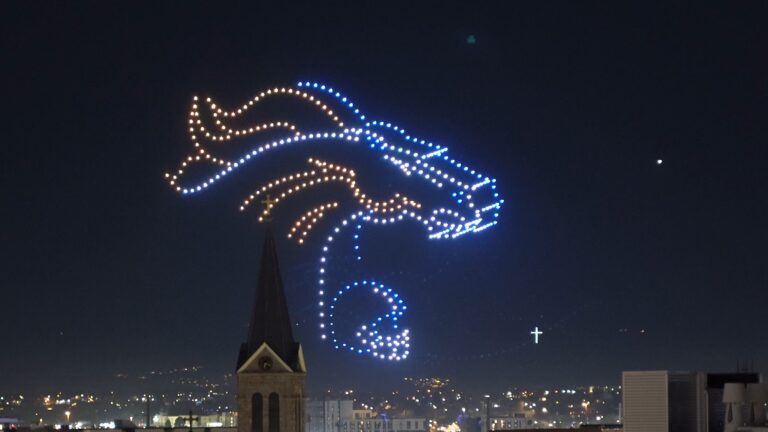 Cientos de drones iluminan el cielo de Denver durante el espectáculo anual de luces navideñas