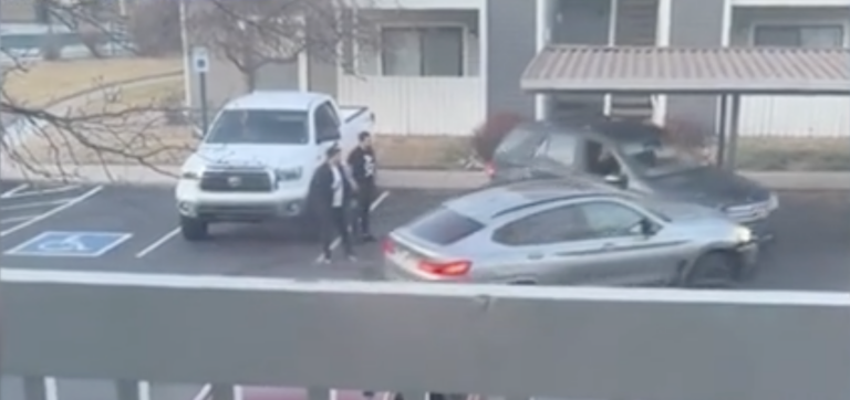 Video viral expone violento enfrentamiento en estacionamiento de complejo de apartamentos en Denver