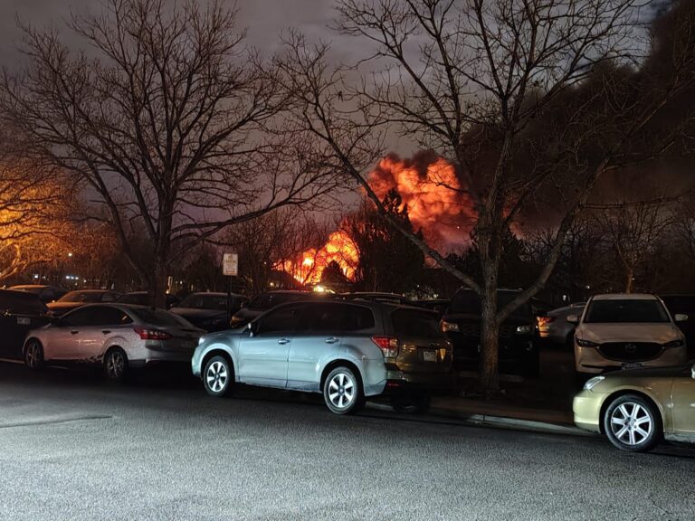 Incendio deja un bombero herido y obliga a evacuaciones en el sureste de Denver