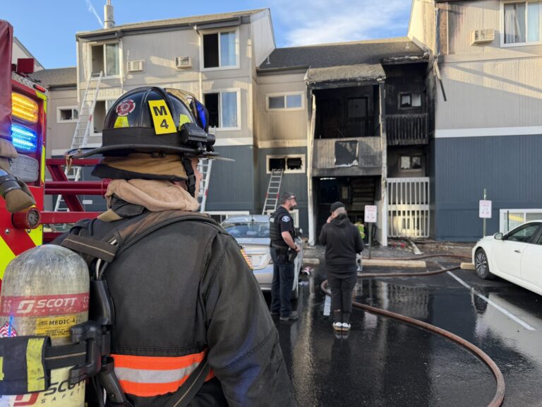 Incendio en complejo de apartamentos de Lakewood deja un residente hospitalizado y varias familias desplazadas