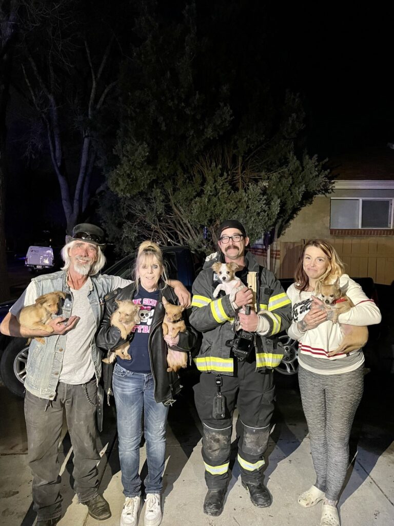 Bomberos rescatan cachorros tras incendio en una casa móvil del condado de Adams