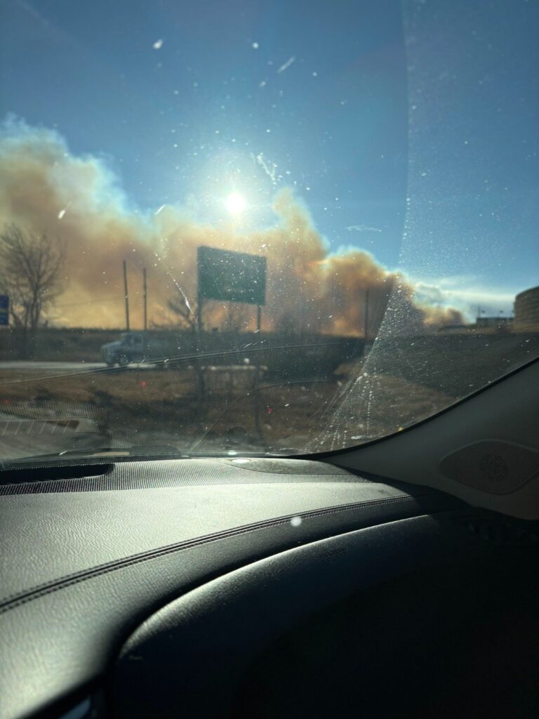 Incendio obliga evacuaciones masivas y cierres viales en el sureste del condado de Boulder antes de ser controlado por autoridades