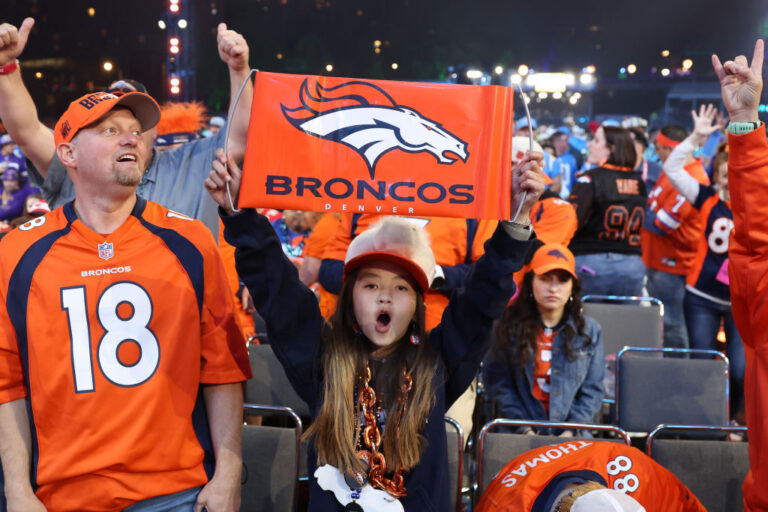 Estafas en boletos de playoffs ponen en alerta a fanáticos de los Broncos en Denver