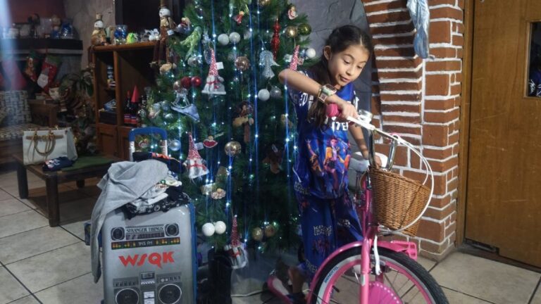 Día de Reyes en Puebla: Regina y su Bicicleta Inspirada en Stranger Things