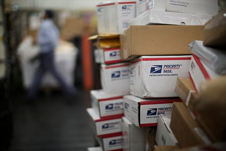 Más de 700 empleados perderán su trabajo por cierre de centro postal en Aurora