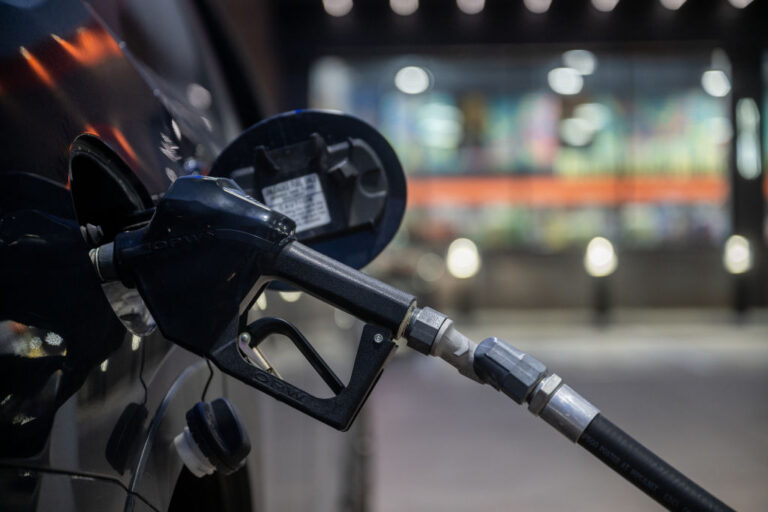 Gasolina baja de $2 en zonas del área metropolitana de Denver